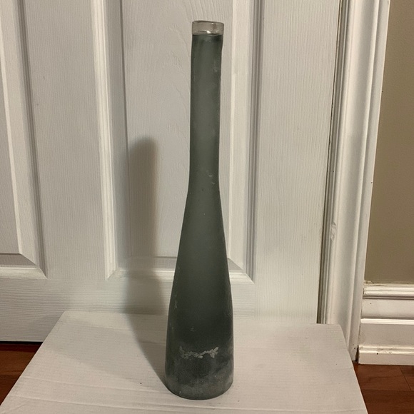 Grey textured Modern Glass Vase!! Perfect for a few long stem roses 😉 - Picture 1 of 2